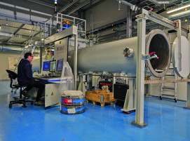 Blick auf die Schweißanlage von Steigerwald Strahltechnik bei CERN