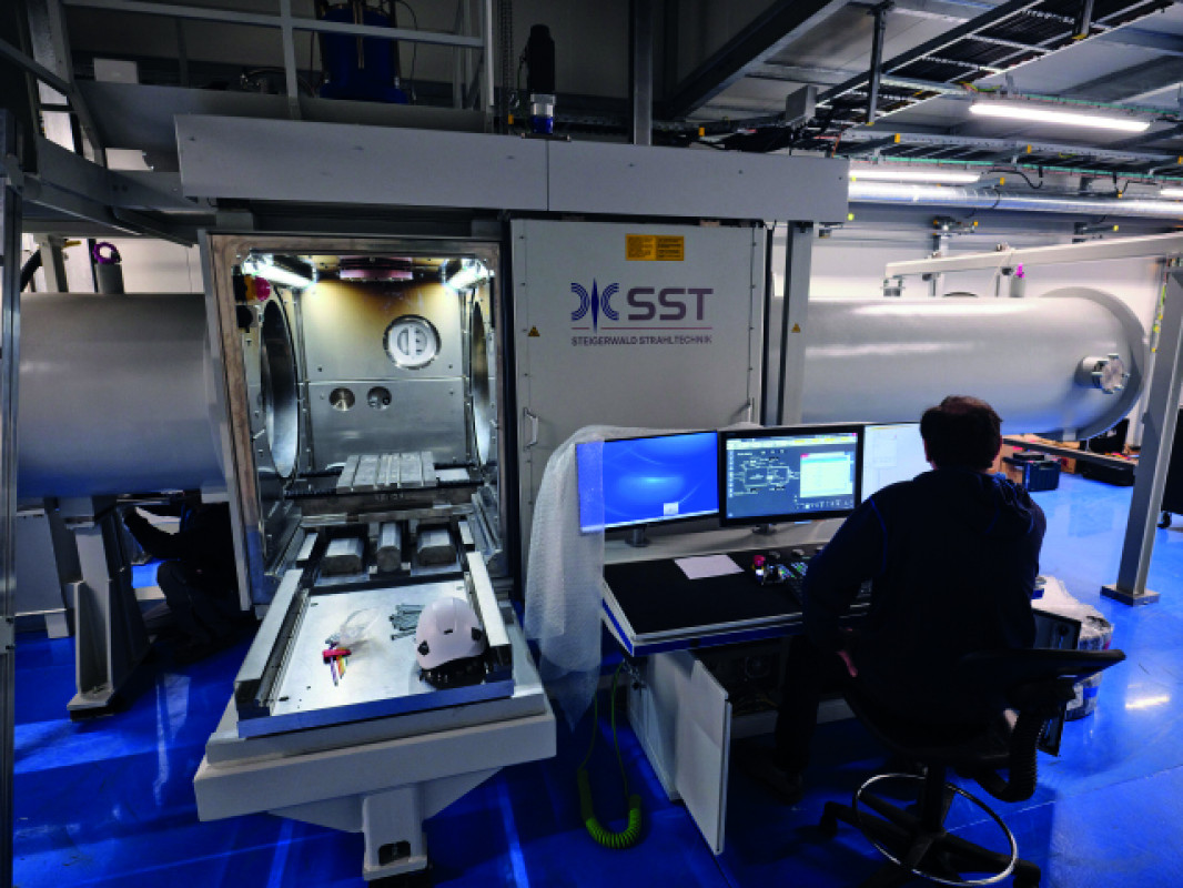 Die präzise Schweißanlage von Steigerwald Strahltechnik im Einsatz bei CERN zur Fertigung von Beryllium-Vakuumrohren für den LHC. - © CERN, Schweiz
