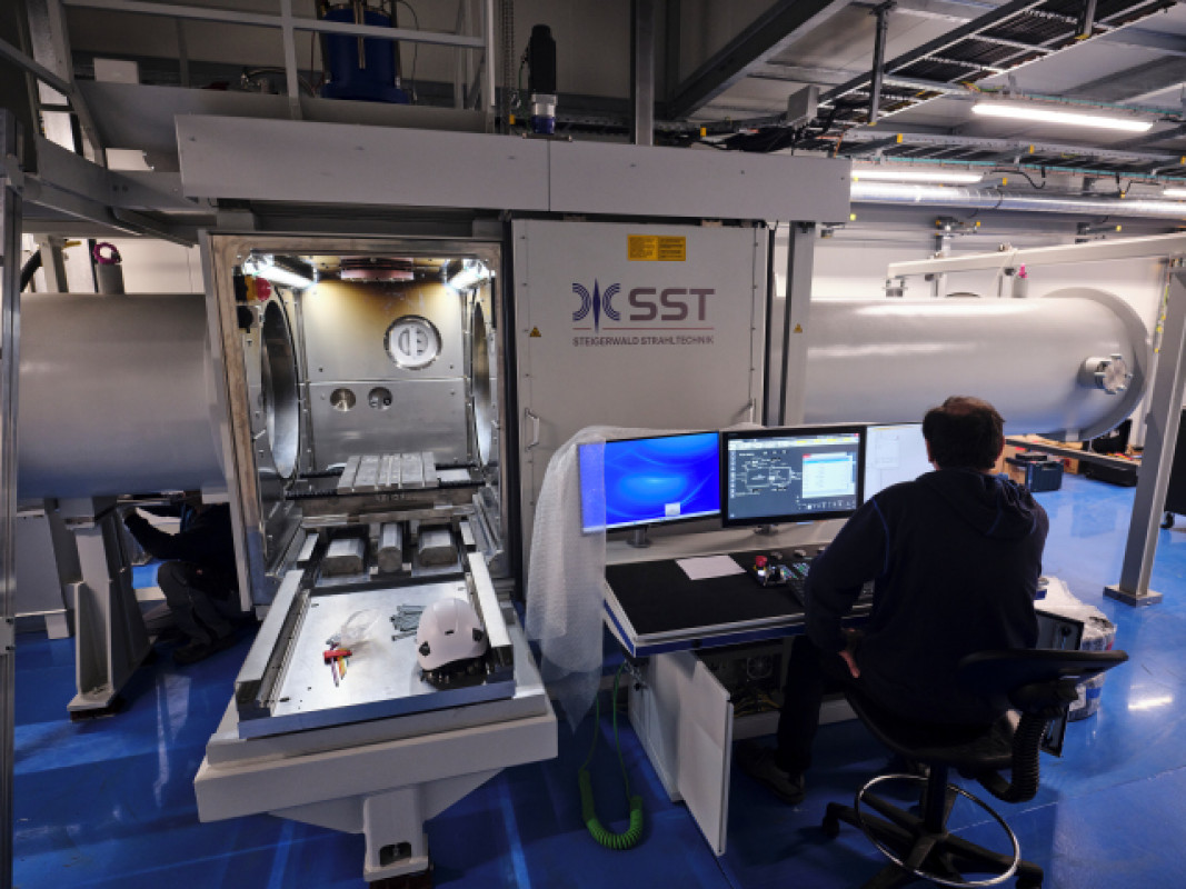 View of the welding system from Steigerwald Strahltechnik at CERN The precision welding system from Steigerwald Strahltechnik in use at CERN for the production of beryllium vacuum tubes for the LHC - © CERN, Switzerland