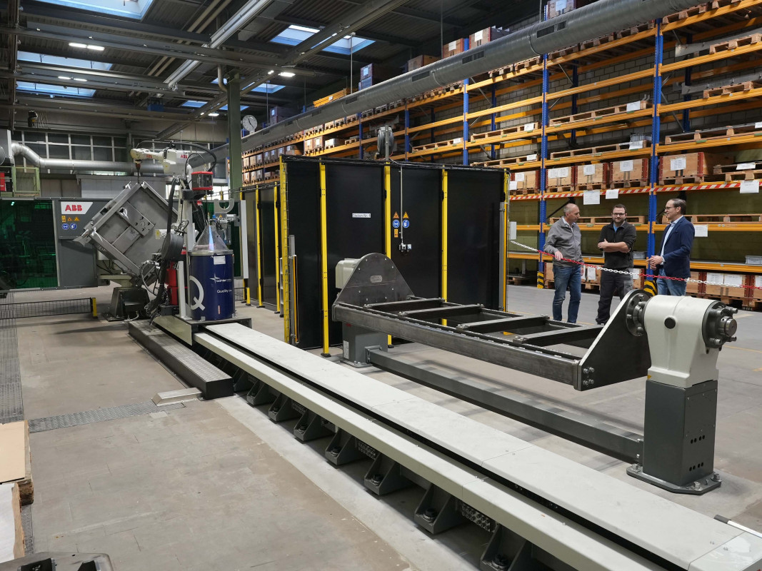 Die robotergestützte Schweißlösung bei Müller Martini Manufacturing mit beiden Positionierern im Bild. - © ABB