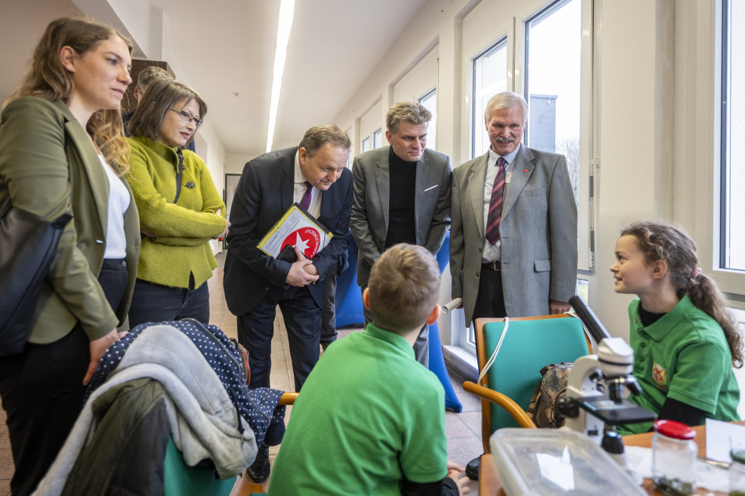 V. l. Dr. Jennifer Plath (Vorstand Stiftung Jugend forscht e.V.), Dr. Katja Pähle (Vorsitzende SPD-Fraktion im Landtag Sachsen-Anhalt), Jürgen Böhm (Bildungsstaatssekretär des Landes Sachsen-Anhalt), Steffen Wagner (Geschäftsführer SLV Halle GmbH), Harald Adler (Wettbewerbsleiter Regionalwettbewerb) vorn: Vincent Keller und Anna Vetterke - © Falk Wenzel