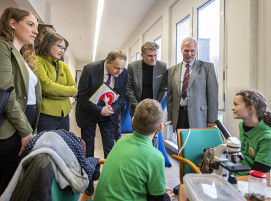 V. l. Dr. Jennifer Plath (Vorstand Stiftung Jugend forscht e.V.), Dr. Katja Pähle (Vorsitzende SPD-Fraktion im Landtag Sachsen-Anhalt), Jürgen Böhm (Bildungsstaatssekretär des Landes Sachsen-Anhalt), Steffen Wagner (Geschäftsführer SLV Halle GmbH), Harald Adler (Wettbewerbsleiter Regionalwettbewerb) vorn: Vincent Keller und Anna Vetterke