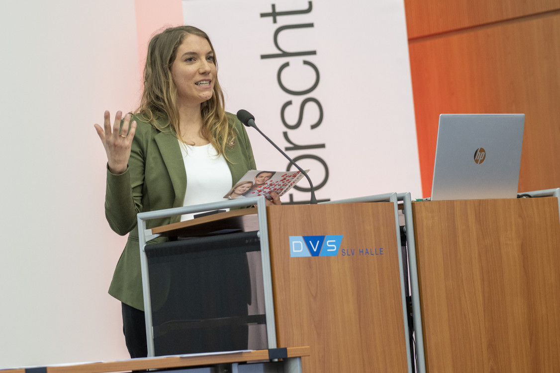 Dr. Jennifer Plath heißt die Schüler von Jugend forscht (junior) herzlich willkommen zum Regionalwettbewerb Halle - © Falk Wenzel