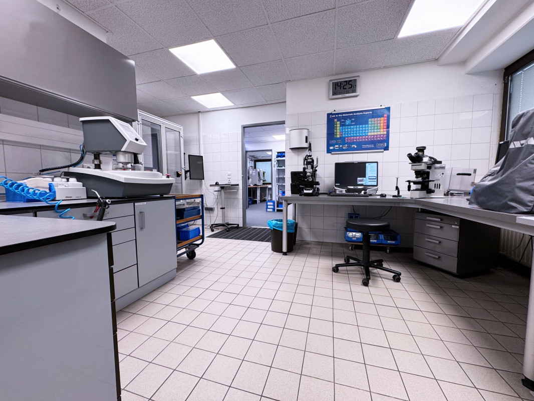 Deloro analysiert im eigenen Labor Partikelverteilung, Morphologie, Schüttdichte und Sauerstoffgehalt präzise – Grundlagen für Pulver, die in sensiblen Anwendungen wie Medizin oder Luftfahrt zuverlässig funktionieren. - © Deloro