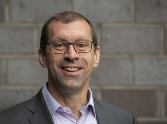 Prof. Dr.-Ing. Markus Schleser von der FH Aachen erforscht im Rahmen des Projekts HOLLA das Laserstrahlschweißen.