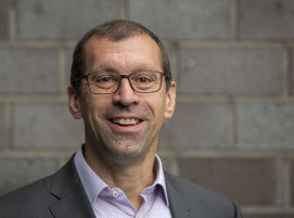 Prof. Dr.-Ing. Markus Schleser von der FH Aachen erforscht im Rahmen des Projekts HOLLA das Laserstrahlschweißen.