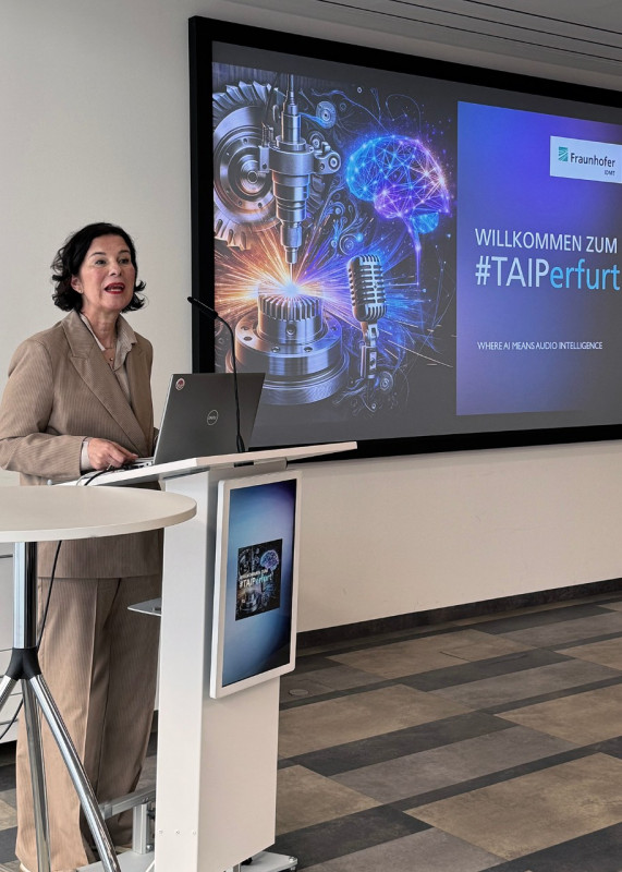Die Thüringer Wirtschaftsministerin eröffnet den Technologietag und hebt die Bedeutung von Audio Intelligence für die Wettbewerbsfähigkeit und technologische Souveränität der Industrie hervor. - © Fraunhofer-Institut für Digitale Medientechnologie IDMT