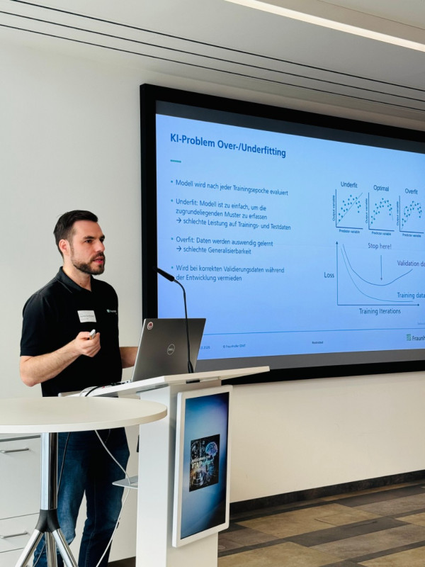In seinem Vortrag „Kenne. Deine. Daten.“ zeigte Dr.-Ing. Sascha Grollmisch (Fraunhofer IDMT), wie entscheidend Datenqualität für den erfolgreichen Einsatz von KI in der Praxis ist. - © Fraunhofer-Institut für Digitale Medientechnologie IDMT