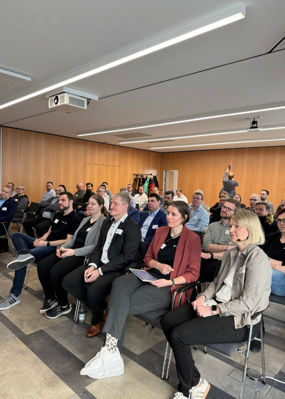 Rund 40 Teilnehmende Fach- und Führungskräfte aus Industrie, Mittelstand, Forschung erhielten praxisnahe Einblicke in aktuelle Anwendungen von akustischer KI für die Produktion. - © Fraunhofer-Institut für Digitale Medientechnologie IDMT