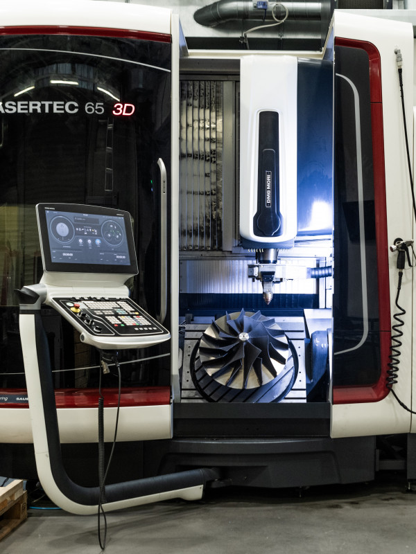 DED wird systematisch in hybride Fertigungsketten integriert– etwa in der Kombination aus Materialabtrag,  additiver Materialaufbringung und anschließender Zerspanung. - © Fraunhofer_IWS