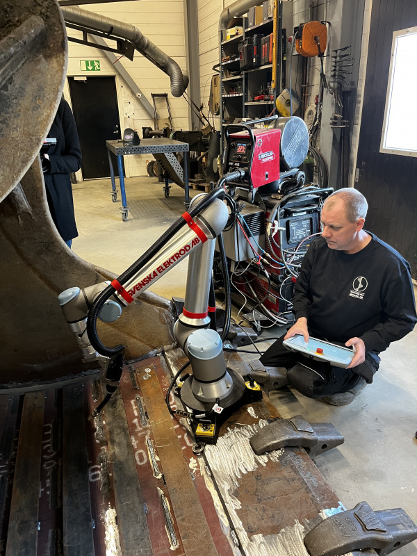 Der UR10e kann mit seinem magnetischen Fuß direkt in der Baggerschaufel fixiert werden. - © Universal Robots