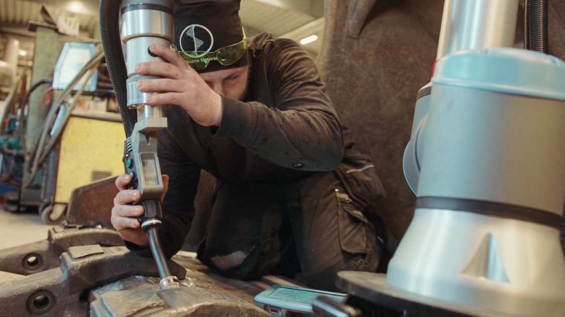 Der Schweißaufsatz ist am Ende des Roboterarms montiert und ermöglicht die Nutzung der in der Werkstatt vorhandenen Schweißschlauchpakete. - © Universal Robots