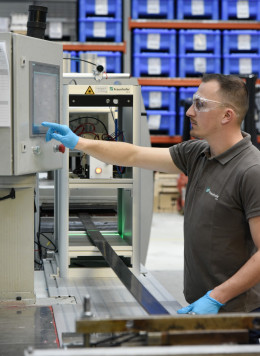 Aktuelle Systeme zur Qualitätsüberwachung in der Pultrusion sind entweder zu teuer oder zu aufwendig in der Einrichtung. SURFinloop ist speziell auf die Anforderungen kleiner und mittlerer Unternehmen zugeschnitten. / © Fraunhofer IGCV, Amann