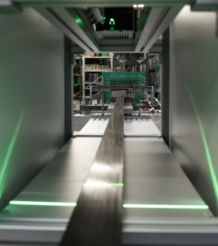 Der entwickelte Demonstrator erkennt bei Produktionsgeschwindigkeiten bis zu zwei Metern pro Minute Abweichungen von weniger als 100 Mikrometern. / © Fraunhofer IGCV, Amann