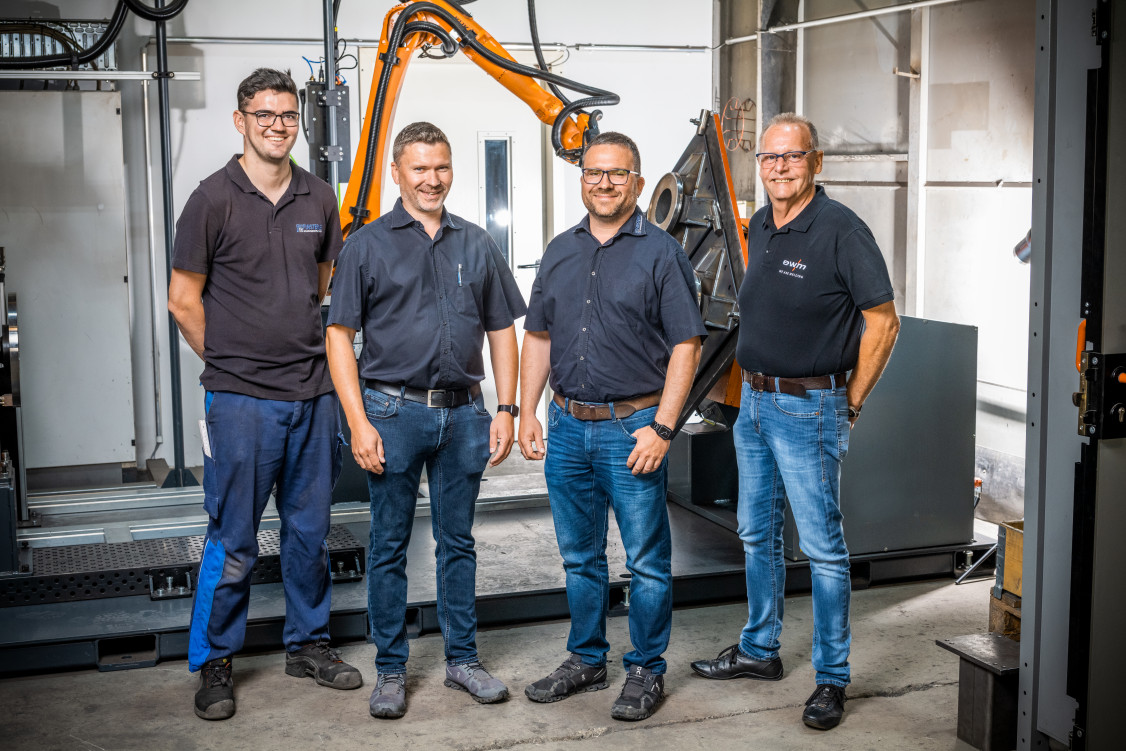 Lukas Kegel, Markus Finsterle, Thomas Finsterle, kaufmännischer Geschäftsführer und Oliver Hosch, Standortleiter EWM in Neu-Ulm, freuen sich über die Roboteranlage - © EWM GmbH