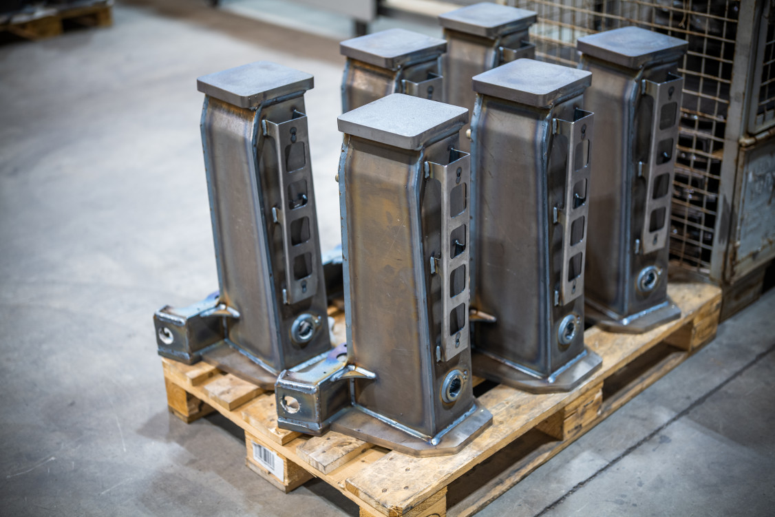 Fertig geschweißte Kabinenarme. Das manuelle Heften der Teile dauert 45 Minuten, das anschließende Schweißen mit dem Roboter dauert 35 Minuten - © EWM GmbH