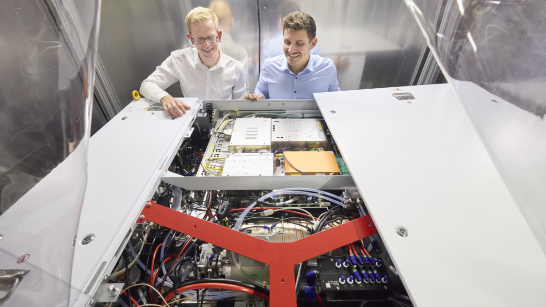 Dr. Dennis Haasler vom Fraunhofer ILT (links) und Steffen Rübling von Trumpf mit dem ersten industriellen 1kW-UKP-Laser von TRUMPF. Um dessen volles Potenzial nutzbar zu machen, entwickelt das Aachener Institut aktuell geeignete Prozessstrategien. - © Fraunhofer ILT, Aachen / Ralf Baumgarten