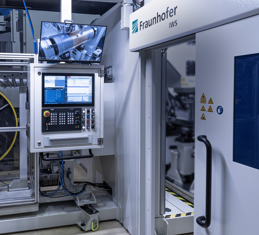 Das Fraunhofer IWS hat das Laserdirektplattieren zum Patent angemeldet und eine Pilotanlage für Bauteile bis zwei Meter Länge aufgebaut, die den Prozess vollständig kapselt. - © Christoph Wilsnack/Fraunhofer IWS