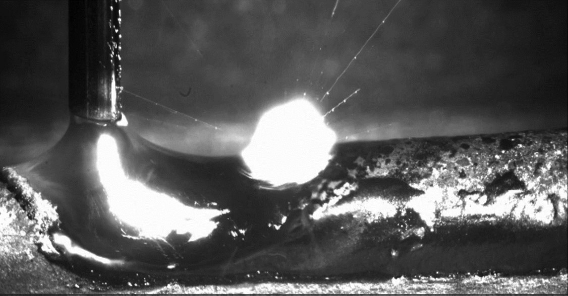 In Hochgeschwindigkeit zeigt sich der Prozess des Laser-Draht-Auftragschweißens (DED-LB) mit pulslaser-induziertem Plasma, der zum Projekterfolg von UltraGRAIN beitrug. - © Fraunhofer IWS