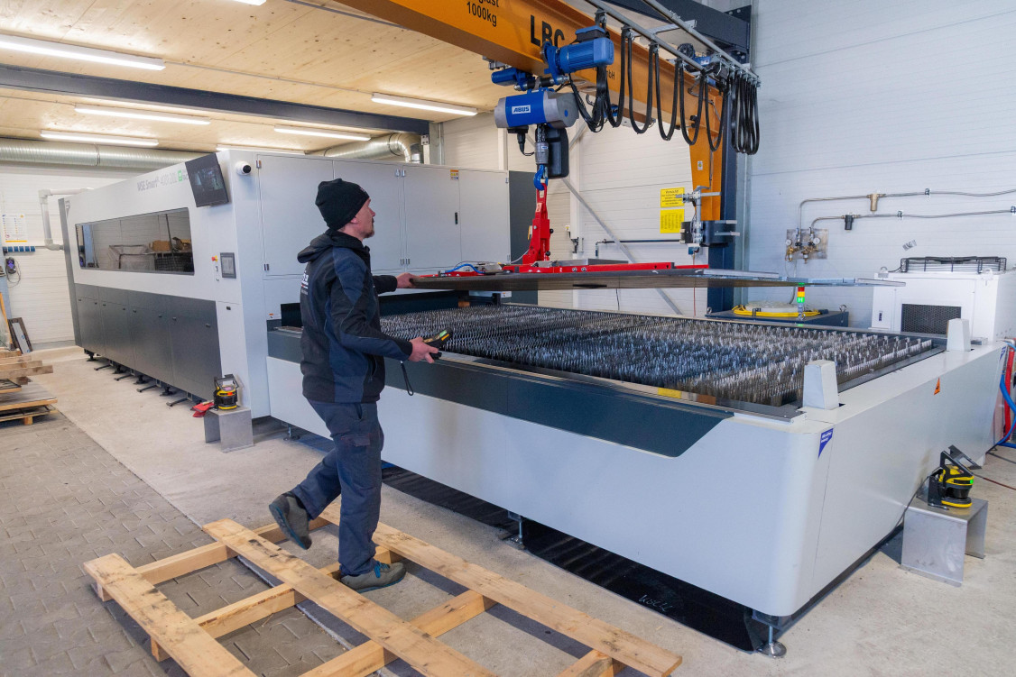 Der MSE SmartFL bei der Kölbl Metallbau verfügt über ein Wechseltischsystem, das die Bearbeitung von Blechen bis 4.000 x 2.000 mm erlaubt. Die 8 kW starke Raycus-Stromquelle sorgt dafür, dass Material bis zu einer Stärke von bis zu 25 mm problemlos qualitativ hochwertig zugeschnitten werden kann. - © MicroStep Europa GmbH