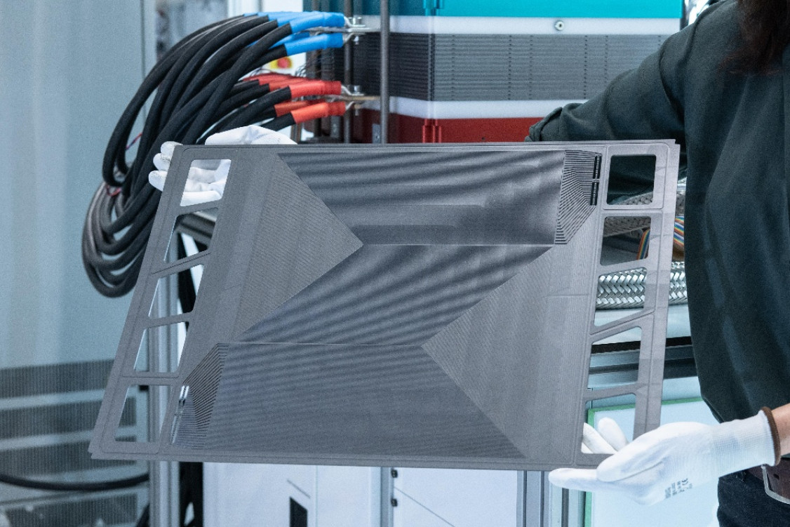 Die 1.300 Quadratzentimeter große grafitische Bipolarplatte. - © ZSW / Elvira Eberhardt