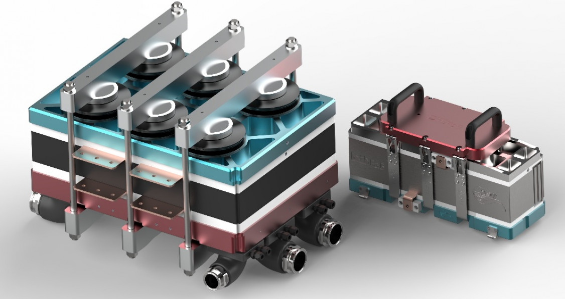 Der 1.300 Quadratzentimeter-Stack als Kurz-Stapel mit 15 Zellen im Größenvergleich zum Generischen Stack mit 100 Zellen - © ZSW