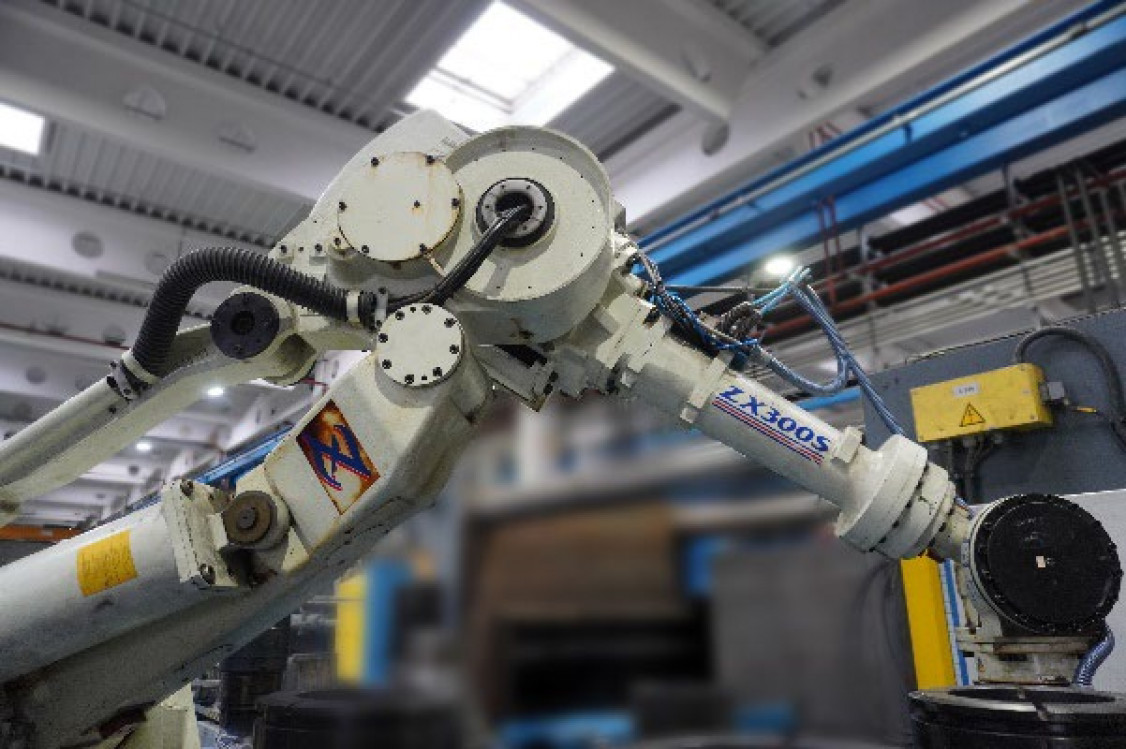 Seit 2001 ist ein Kawasaki Robotics ZX300S in der Kunststoffproduktion ununterbrochen im Einsatz. - © Kawasaki Robotics GmbH