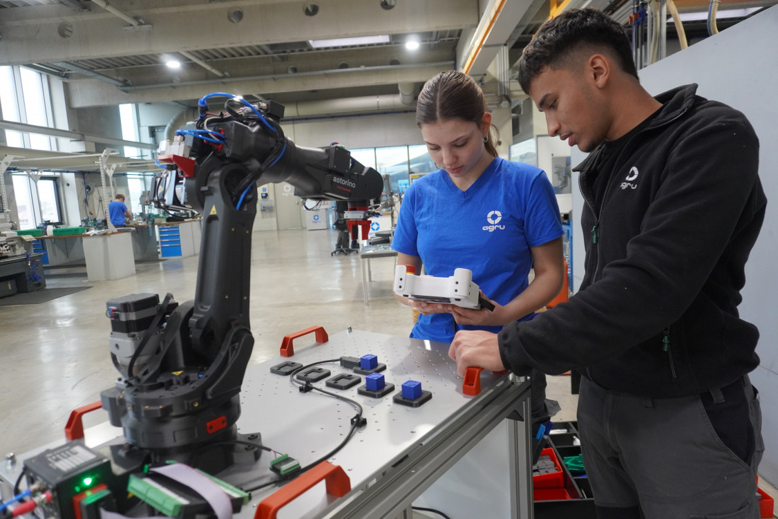 Die Auszubildenden lernen mit Astorino schon im ersten Lehrjahr wie sie Roboter programmieren. - © Kawasaki Robotics GmbH
