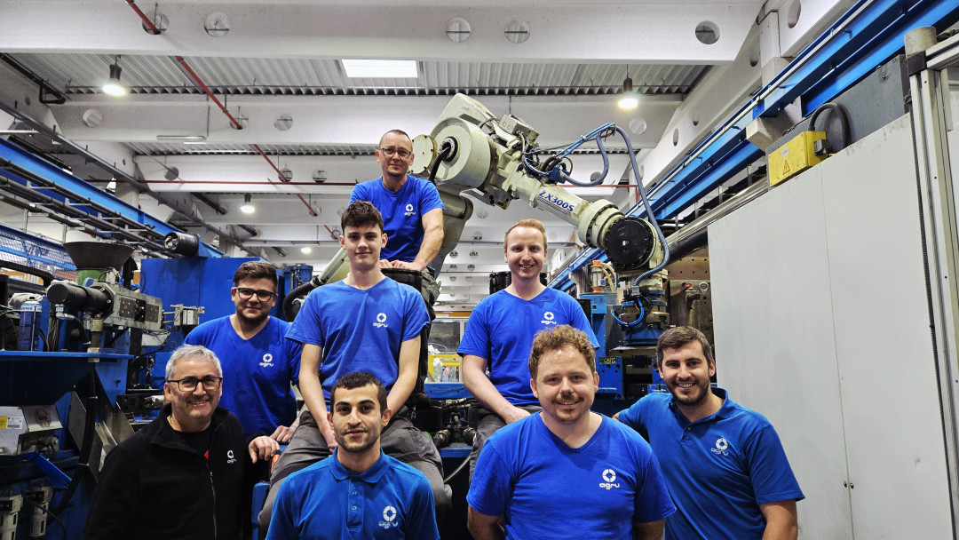 Mit diesem Roboter fing 2001 alles an: AGRU Production Manager Andreas Zemsauer (rechts) und sein Team mit dem Kawasaki Robotics ZX300S. - © Kawasaki Robotics GmbH