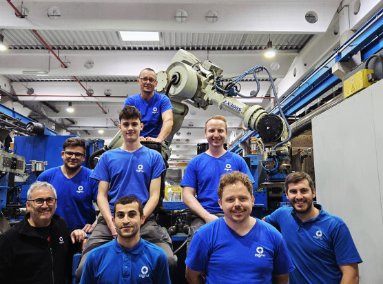 Mit diesem Roboter fing 2001 alles an: AGRU Production Manager Andreas Zemsauer (rechts) und sein Team mit dem Kawasaki Robotics ZX300S.