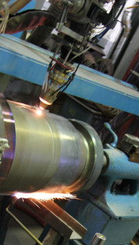 Hochpräzise erfolgt die Regenerierung der vorgewärmten Richtachse mit einem drei Millimeter großen Brennfleck per Laser. / © Schmidtke & Sohn Maschinenbau GmbH