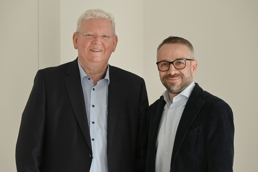 Vorstandswechsel beim IBU: Ulrich Flatken (li.) übergibt den Staffelstab an Angelo Castrignano - © Industrieverband Blechumformung (IBU)