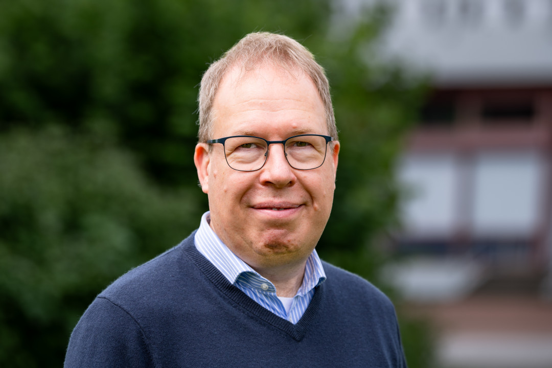 Professor Claus Feldmann bringt mithilfe von Nanopartikeln Metalle zusammen, die sich bisher nicht miteinander mischen lassen. - © Markus Breig, KIT