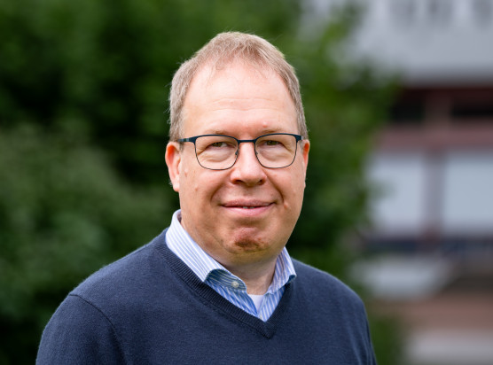 Professor Claus Feldmann bringt mithilfe von Nanopartikeln Metalle zusammen, die sich bisher nicht miteinander mischen lassen.