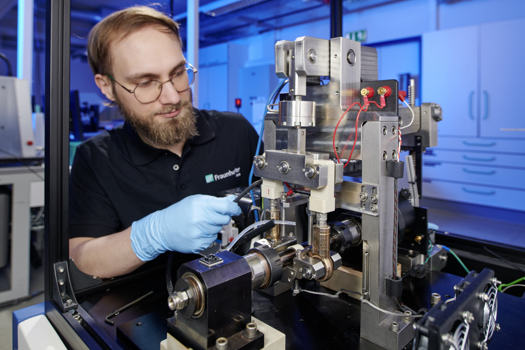 Mit dem Forschungsprojekt BioSlide untersucht das Fraunhofer IWS, wie sich Gleitsysteme nachhaltiger und energieeffizienter auslegen lassen. An diesem Gleitlager-Teststand lassen sich neue Werkstoffe besonders anwendungsnah prüfen. - © Jürgen Jeibmann/Fraunhofer IWS
