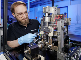 Mit dem Forschungsprojekt BioSlide untersucht das Fraunhofer IWS, wie sich Gleitsysteme nachhaltiger und energieeffizienter auslegen lassen. An diesem Gleitlager-Teststand lassen sich neue Werkstoffe besonders anwendungsnah prüfen.