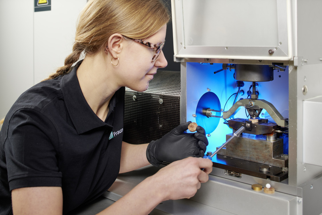 Über eine Laufzeit von vier Jahren arbeiten Wissenschaftlerinnen und Wissenschaftler sowie technisches Personal gemeinsam an der Frage, wie sich tribologische Systeme künftig ressourcenschonender gestalten lassen. - © Jürgen Jeibmann/Fraunhofer IWS