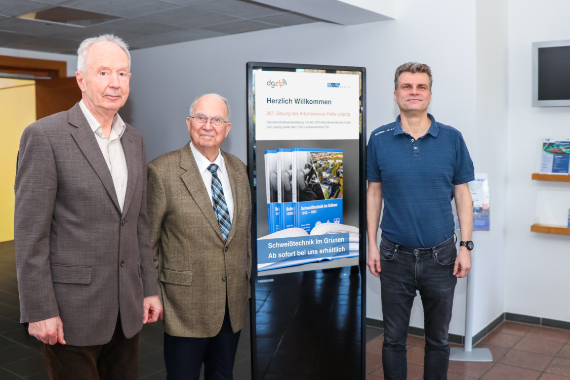 Autoren Dr. Martin Ströfer (l.) und Dr. Günter Hesse (m.) stellen die Chronik „Schweißtechnik im Grünen – Die Jahre 1930 bis 1991“ vor. - © SLV Halle GmbH