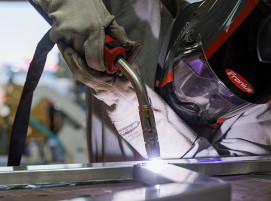Alles aus einer Hand: Ob Schweißbrenner, -gerät oder Schutzausrüstung. Fronius sorgt nicht nur für hochwertige Technik, sondern auch für die Sicherheit und den Komfort der Schweißfachkräfte.