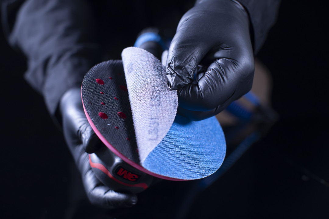 Die 3M Hookit Gitternetz-Schleifmittel Blau sind darauf ausgelegt, eine effiziente Staubabsaugung und eine gleichbleibende Leistung beim Schleifen zu gewährleisten und tragen so zu einem saubereren Arbeitsumfeld bei. - © 3M