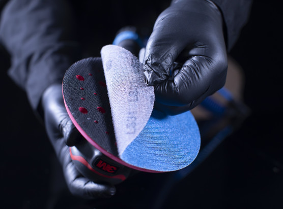 Die 3M Hookit Gitternetz-Schleifmittel Blau sind darauf ausgelegt, eine effiziente Staubabsaugung und eine gleichbleibende Leistung beim Schleifen zu gewährleisten und tragen so zu einem saubereren Arbeitsumfeld bei.