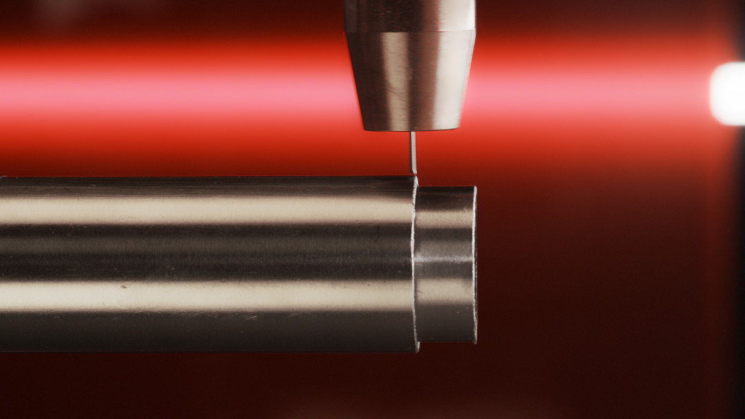 Mit WireSense tastet die Drahtelektrode das Bauteil ab und erkennt sowohl bei Blechen als auch bei Rohren Kantenposition und –höhe. - © Fronius International GmbH
