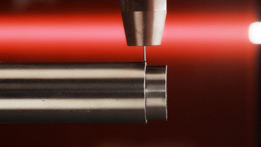 Mit WireSense tastet die Drahtelektrode das Bauteil ab und erkennt sowohl bei Blechen als auch bei Rohren Kantenposition und –höhe. / © Fronius International GmbH