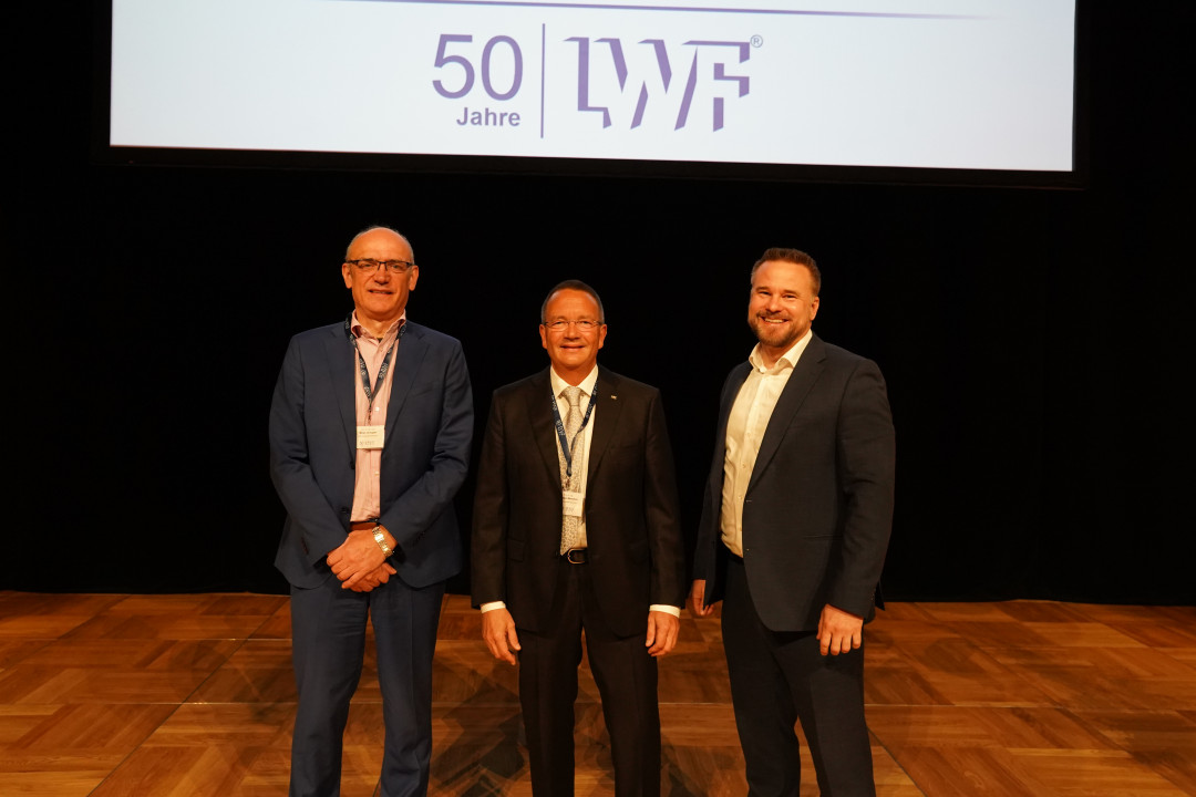 v.l.n.r.: Prof. Dr.-Ing. Mirko Schaper, Dekan der Fakultät für Maschinenbau, Prof. Dr.-Ing. Gerson Meschut, Leiter des Laboratoriums für Werkstoff- und Fügetechnik (LWF) und Universitätspräsident Prof. Dr. Matthias Bauer. - © Universität Paderborn, Felix Thielemann