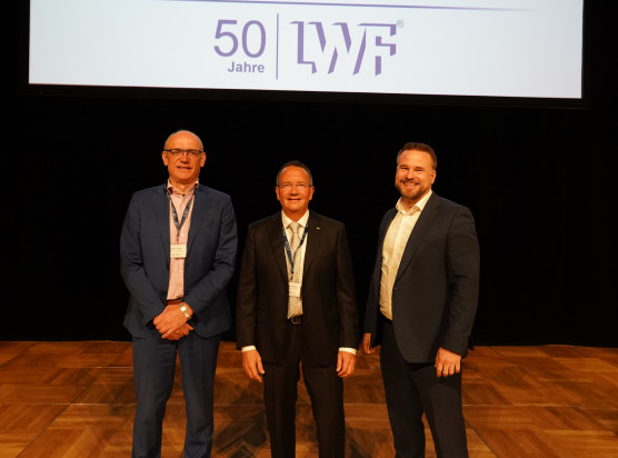 v.l.n.r.: Prof. Dr.-Ing. Mirko Schaper, Dekan der Fakultät für Maschinenbau, Prof. Dr.-Ing. Gerson Meschut, Leiter des Laboratoriums für Werkstoff- und Fügetechnik (LWF) und Universitätspräsident Prof. Dr. Matthias Bauer.