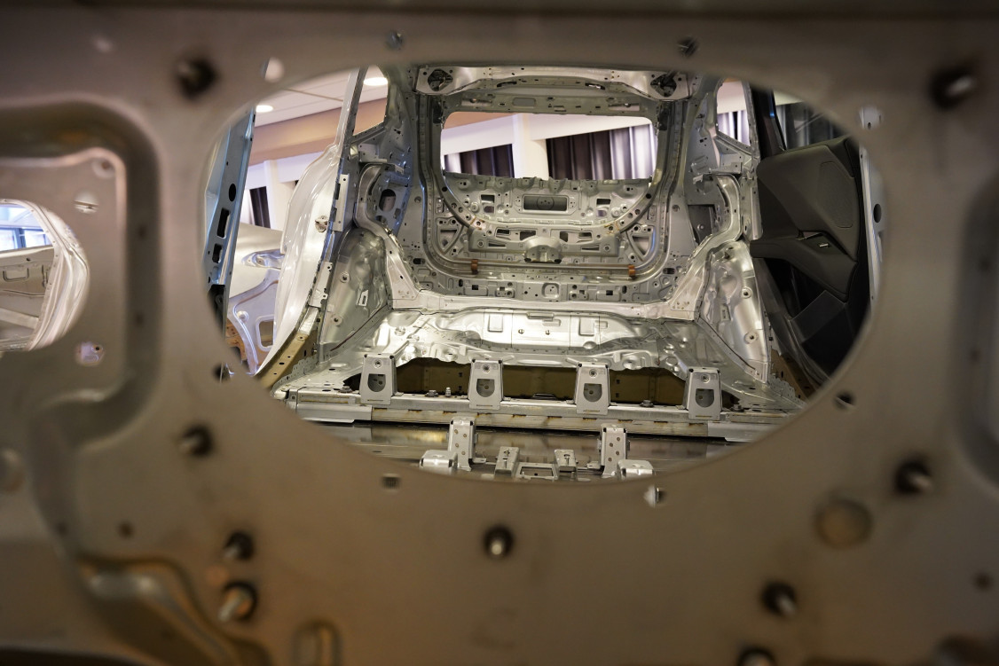 Bei einer Exponate-Ausstellung in der PaderHalle konnten sich die Gäste verschiedene Bauteile aus der Produktion oder Autokarosserien anschauen. - © Universität Paderborn, Madita Schmalenstroer