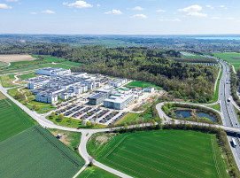 Luftbild des DELO-Standorts Windach inklusive der Bauprojekte „Forum“ und neues Laborgebäude