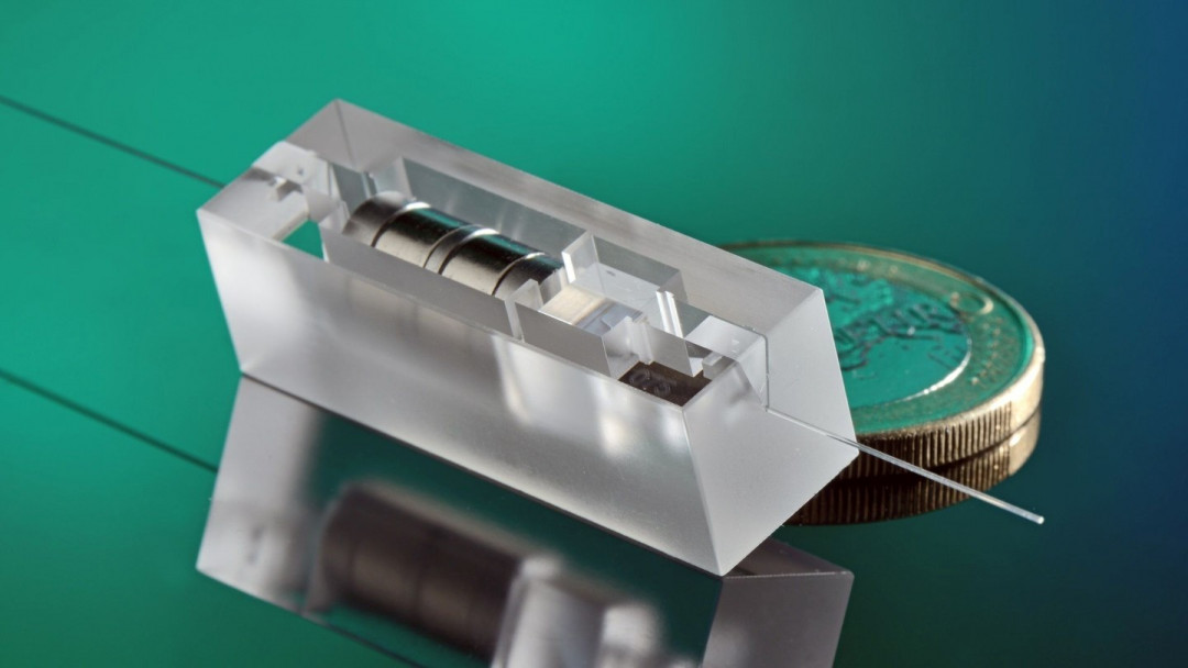 Das im BMFTR-Förderprojekt HiPEQ entwickelte, im SLE-(Selektives Laser-induziertes Ätzen)-Prozess gefertigte Packaging-Modul integriert Optiken, Isolator und Strahlteiler auf engstem Bauraum und unterstützt deren µm-genaue Ausrichtung. - © Fraunhofer ILT, Aachen