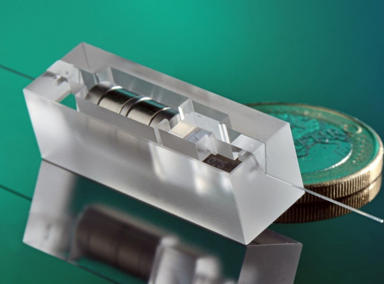 Das im BMFTR-Förderprojekt HiPEQ entwickelte, im SLE-(Selektives Laser-induziertes Ätzen)-Prozess gefertigte Packaging-Modul integriert Optiken, Isolator und Strahlteiler auf engstem Bauraum und unterstützt deren µm-genaue Ausrichtung.