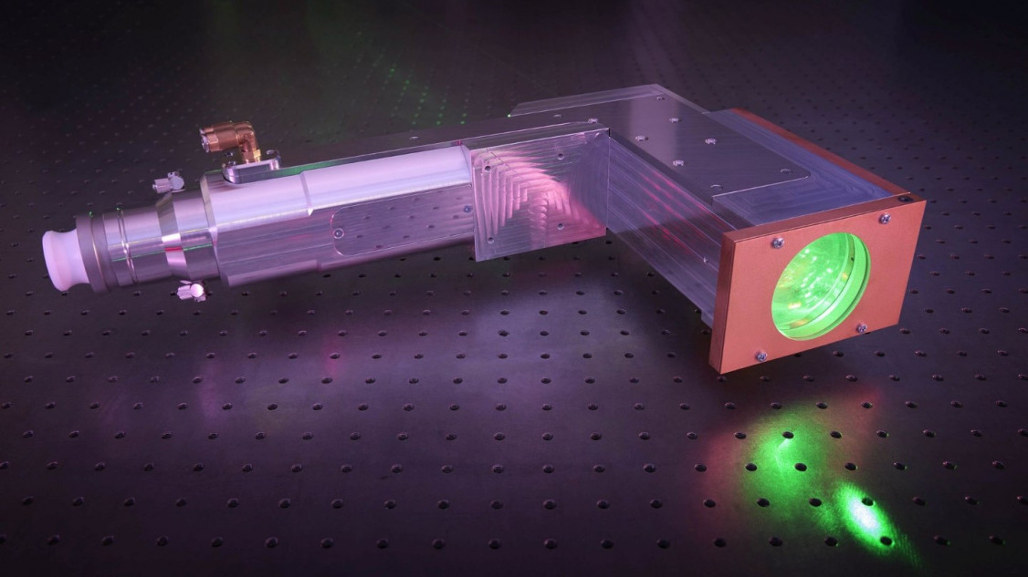 Im laserbasierten optischen Floating-Zone-Verfahren (LOFZ) lenken vier solcher am Fraunhofer ILT entwickelten Bearbeitungsoptiken die Strahlung von vier Diodenlasern mit je 3 kW maximaler optischer Leistung auf den keramischen Nährstab und schmelzen ihn zum Einkristall um. Die Optiken gewährleisten am Übergang von der geschmolzenen Keramik zum Kristall gleichmäßige Heizleistungsdichten. - © Fraunhofer ILT, Aachen / Ralf Baumgarten